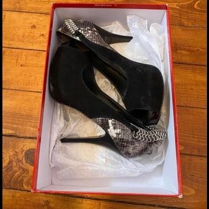 Black Guess Heels With Snake Skin Accent